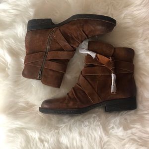 NWT BORN 👑 booties size 9.5